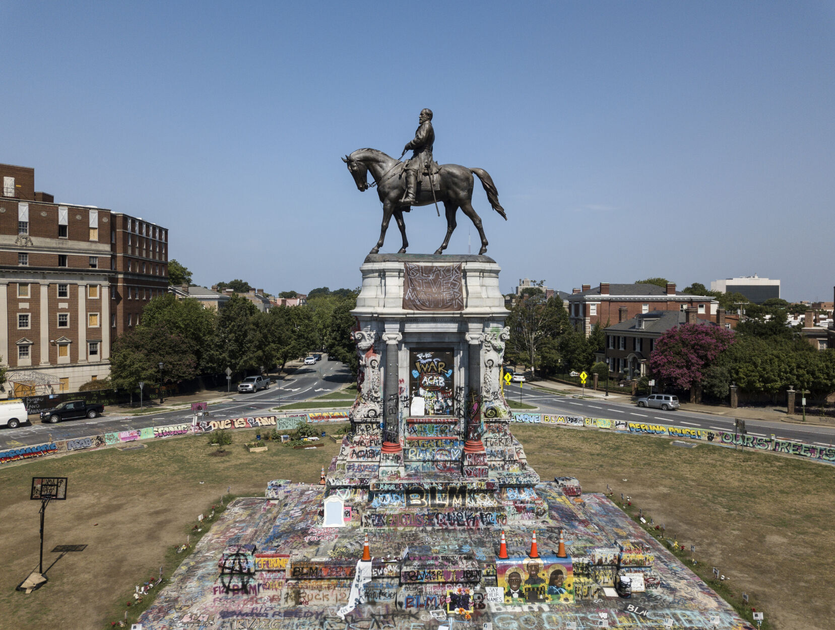 Aerial photo of Robert E. Lee statue on Monument Avenue